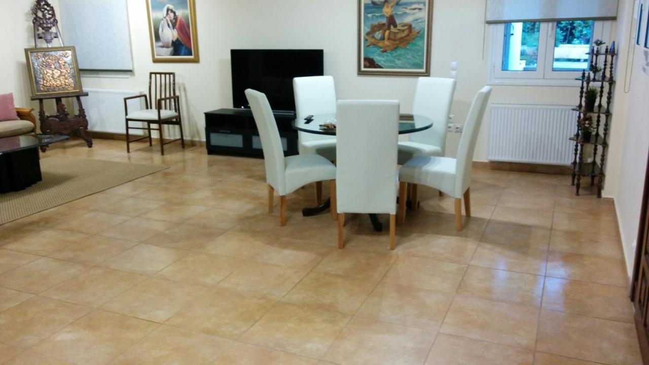 Lovely 2-Bedroom Apartment At Greek Riviera วารี ภายนอก รูปภาพ