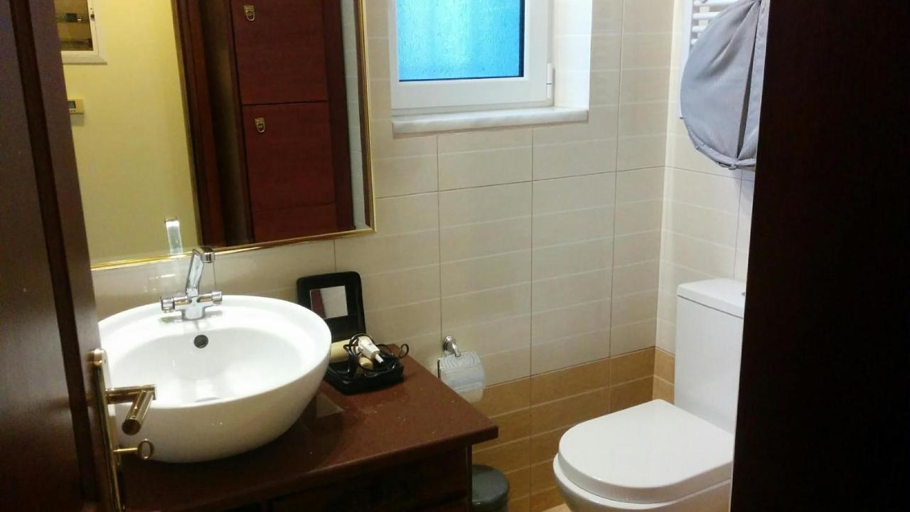 Lovely 2-Bedroom Apartment At Greek Riviera วารี ภายนอก รูปภาพ