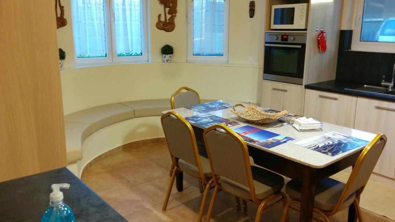 Lovely 2-Bedroom Apartment At Greek Riviera วารี ภายนอก รูปภาพ