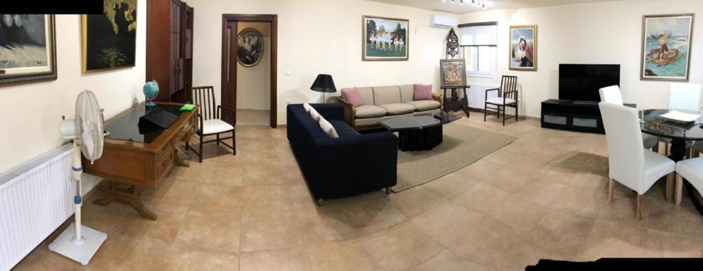 Lovely 2-Bedroom Apartment At Greek Riviera วารี ภายนอก รูปภาพ